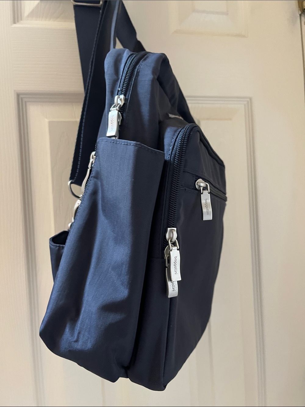 Baggallini Navy Compact Sling Backpack Women or Men. Very clean. - Picture 5 of 10
